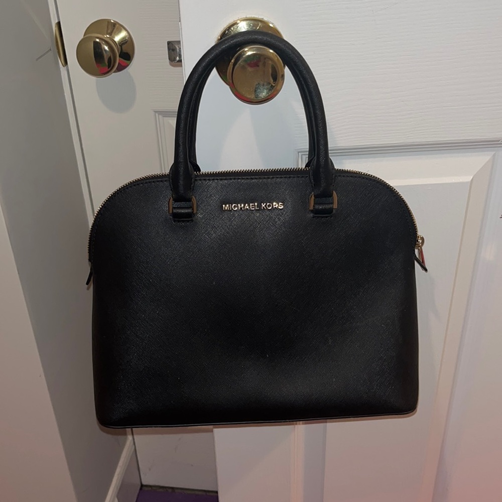 Mk small hand bag comes with shoulder straps only used a few time